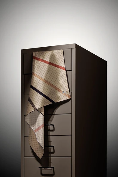 %100 Twill İpek Monogram Ve Şerit Desenli Bej - Siyah Renkli 90x90 Eşarp Dikim Şekli : El Dikişi - Resim 3