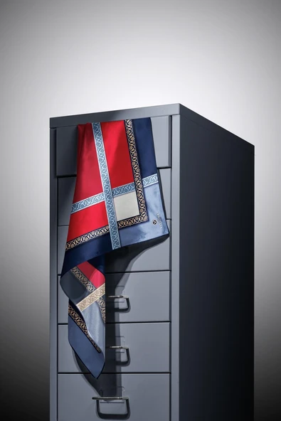 %100 Twill İpek Geometrik Desenli Lacivert - Kırmızı Renkli 90x90 Eşarp Dikim Şekli : El Dikişi - Resim 5