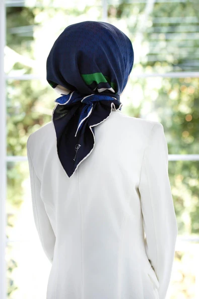 % 57 İPEK % 43 VİSKON Twill İpek Degrade Desenli Lacivert - Zümrüt Yeşili Renkli 90x90 Eşarp Dikim Şekli : El Dikişi - Resim 2