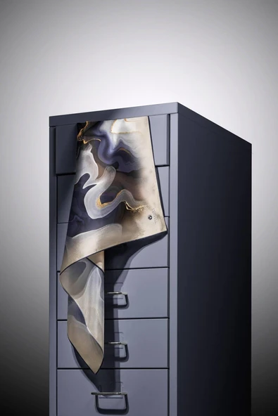 %100 Twill İpek Batik Desenli Lacivert - Camel Renkli 90x90 Eşarp Dikim Şekli : El Dikişi - Resim 4