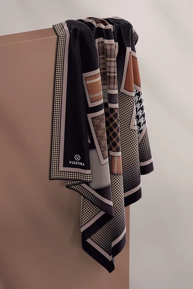 %100 Twill İpek Kazakayaklı Ve Ekose Desenli Siyah - Taba Renkli 90x90 Eşarp Dikim Şekli : El Dikişi - Resim 3