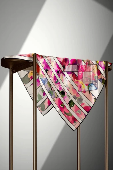 %100 Twill İpek Bahar Çiçekleri Desenli Mürdüm - Bebe Mavisi Renkli 90x90 Eşarp Kenar Dikiş Şekli El Dikişli - Resim 4