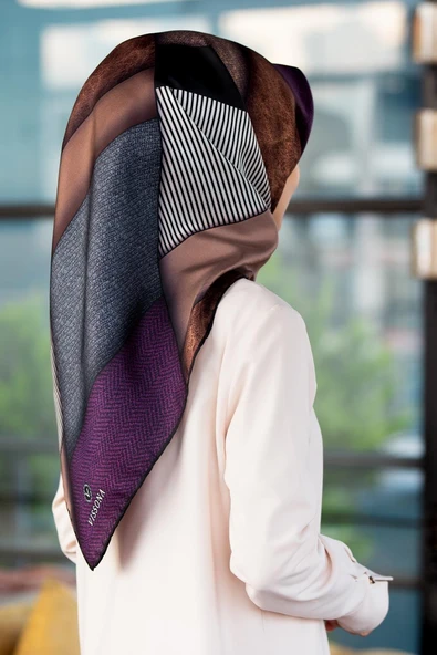 %100 Twill İpek Dokulu ve Geometrik Desenli Mürdüm - Vizon Renkli 90x90 Eşarp Dikim Şekli : El Dikişi ürün görseli 1