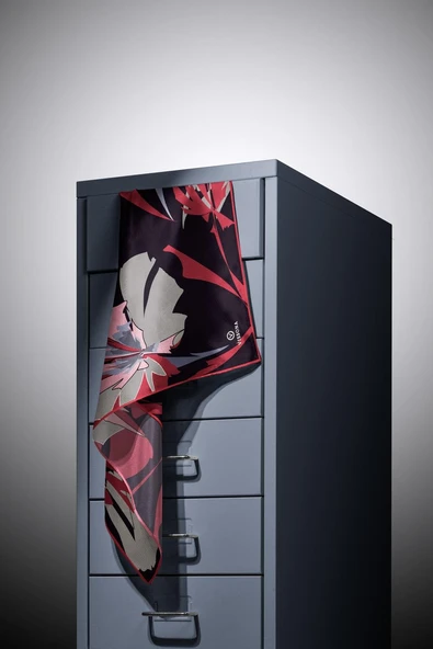 %100 Twill İpek Çiçek Desenli Siyah - Bordo Renkli 90x90 Eşarp Dikim Şekli : El Dikişi - Resim 4