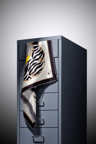 %100 Twill İpek Zincirli Ve Zebra Desenli Siyah - Limon Sarısı Renkli 90x90 Eşarp Dikim Şekli : El Dikişi - Resim 10