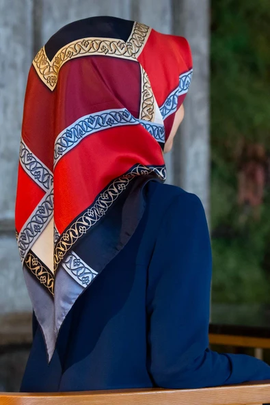 %100 Twill İpek Geometrik Desenli Lacivert - Kırmızı Renkli 90x90 Eşarp Dikim Şekli : El Dikişi ürün görseli 1
