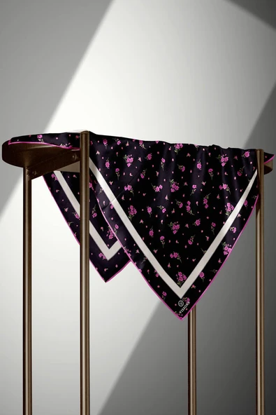 100% Twill İpek Bordürlü Çıtır Çiçek Desenli Siyah - Fuşya Renkli 90x90 Dikim Şekli : El Dikişi Eşarp - Resim 6