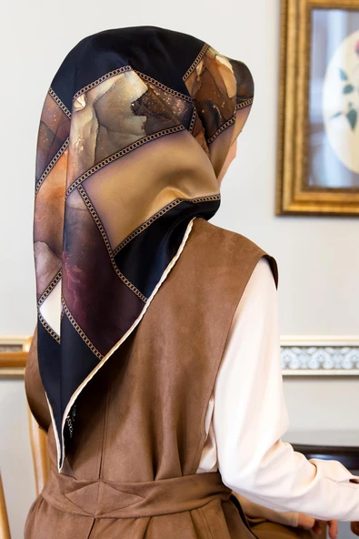 % 57 İPEK % 43 VİSKON Twill İpek Efektli Bant Desenli Siyah - Krem Renkli 90x90 Eşarp Dikim Şekli : El Dikişi ürün görseli 1