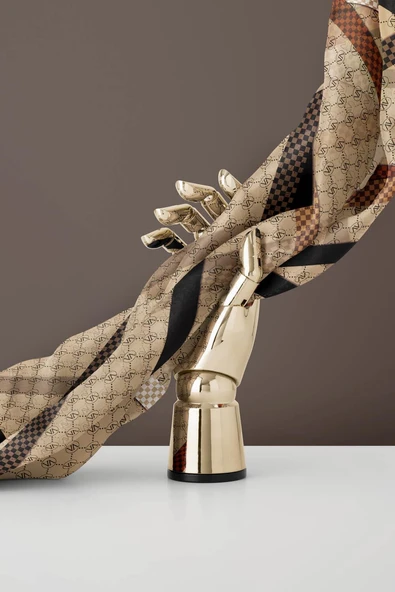 %100 Twill İpek Monogram Ve Şerit Desenli Bej - Siyah Renkli 90x90 Eşarp Dikim Şekli : El Dikişi - Resim 6