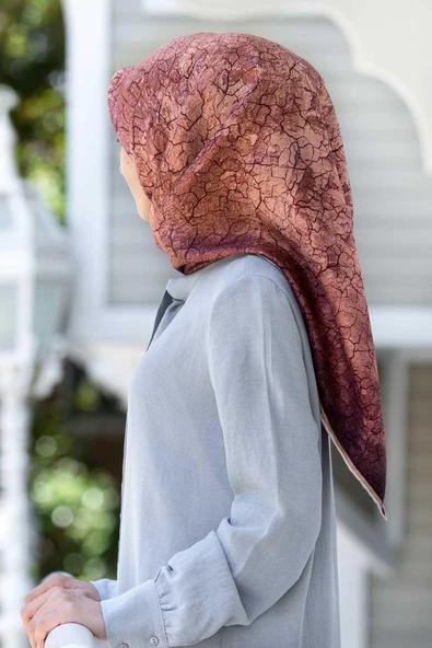 % 57 İPEK % 43 VİSKON Twill İpek Bulut  Desenli Bakır Renkli 90x90 Eşarp Dikim Şekli : El Dikişi ürün görseli 1