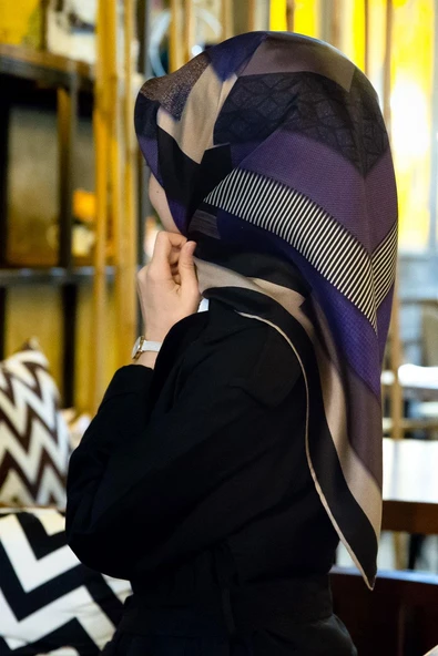 %100 Twill İpek Geometrik Desenli Mor - Siyah Renkli 90x90 Eşarp Dikim Şekli : El Dikişi ürün görseli 1