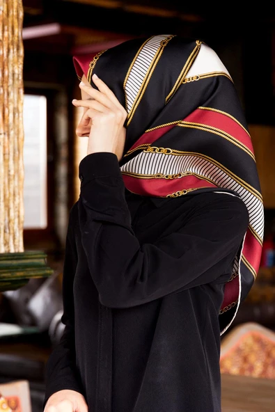 %100 Twill İpek Zincir Detaylı Geometrik Desenli Bordo - Siyah Renkli 90x90 Eşarp Dikim Şekli : El Dikişi ürün görseli 1