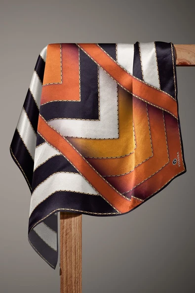 %100 Twill İpek Geometrik Desenli Taba - Siyah Renkli 90x90 Eşarp Dikim Şekli : El Dikişi - Resim 5