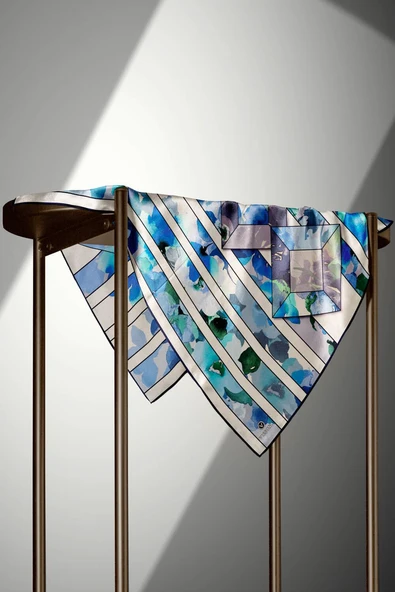 %100 Twill İpek Bahar Çiçekleri Desenli Bebe Mavisi - İndigo Renkli 90x90 Eşarp Kenar Dikiş Şekli El Dikişli - Resim 4