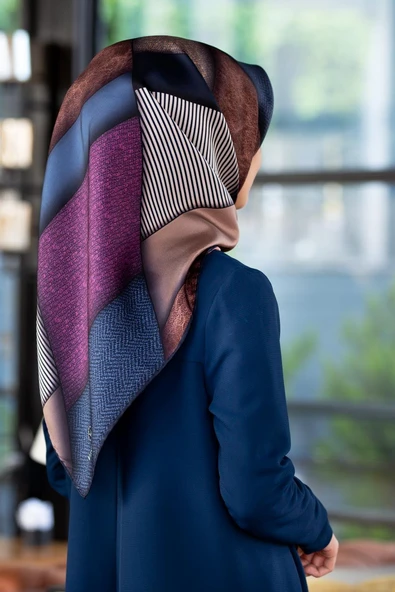 %100 Twill İpek Dokulu ve Geometrik Desenli Lacivert - Mürdüm Renkli 90x90 Eşarp Dikim Şekli : El Dikişi ürün görseli 1
