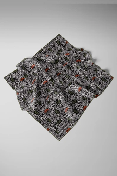 %100 Twill İpek Geometrik Desenli Taba - Haki Renkli 90x90 Eşarp Dikim Şekli : El Dikişi - Resim 3