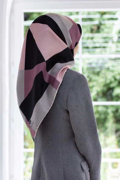 %100 Twill İpek Geometrik Çizgi Desenli Siyah - Pudra Renkli 90x90 Eşarp Kenar Dikiş Şekli El Dikişli ürün görseli 1