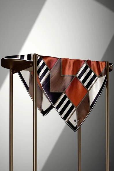 %100 Twill İpek Geometrik Desenli Taba - Vizon Renkli 90x90 Eşarp Dikim Şekli : El Dikişi - Resim 3