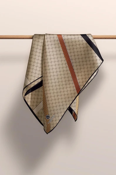 %100 Twill İpek Monogram Ve Şerit Desenli Bej - Siyah Renkli 90x90 Eşarp Dikim Şekli : El Dikişi - Resim 4