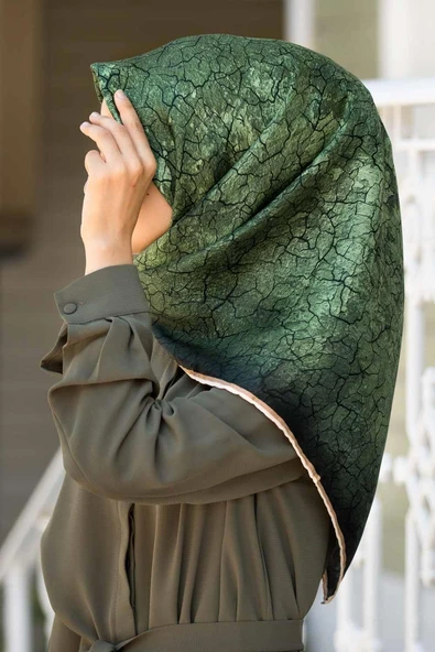 % 57 İPEK % 43 VİSKON Twill İpek Bulut  Desenli Zümrüt Yeşili Renkli 90x90 Eşarp Dikim Şekli : El Dikişi ürün görseli 1