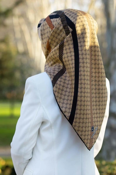 %100 Twill İpek Monogram Ve Şerit Desenli Bej - Siyah Renkli 90x90 Eşarp Dikim Şekli : El Dikişi ürün görseli 1