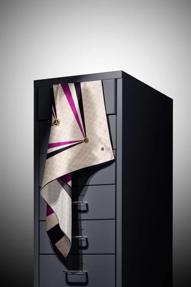 %100 Twill İpek Monogram Ve Geometrik Desenli Krem - Mürdüm Renkli 90x90 Eşarp Dikim Şekli : El Dikişi - Resim 2