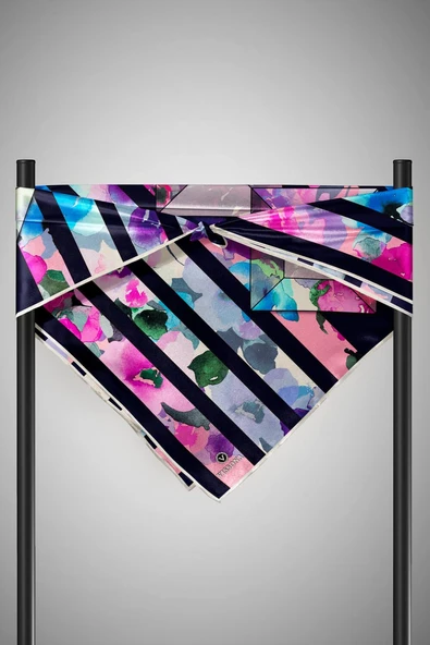 %100 Twill İpek Bahar Çiçekleri Desenli Lacivert - Fuşya Renkli 90x90 Eşarp Kenar Dikiş Şekli El Dikişli - Resim 6