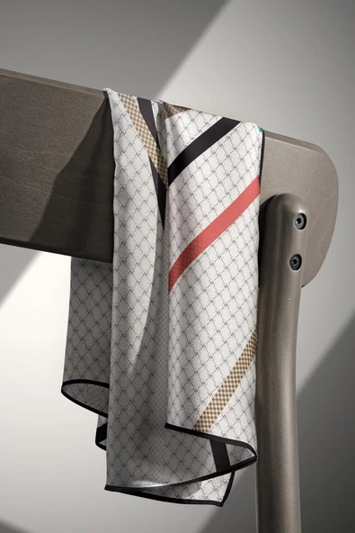 %100 Twill İpek Monogram Ve Şerit Desenli Taba - Siyah Renkli 90x90 Eşarp Dikim Şekli : El Dikişi - Resim 5