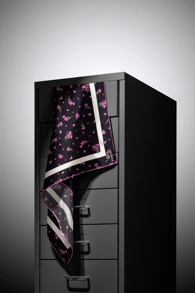 100% Twill İpek Bordürlü Çıtır Çiçek Desenli Siyah - Fuşya Renkli 90x90 Dikim Şekli : El Dikişi Eşarp - Resim 4