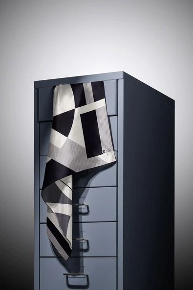 %100 Twill İpek Geometrik Çizgi Desenli Siyah - Krem Renkli 90x90 Eşarp Kenar Dikiş Şekli El Dikişli - Resim 5