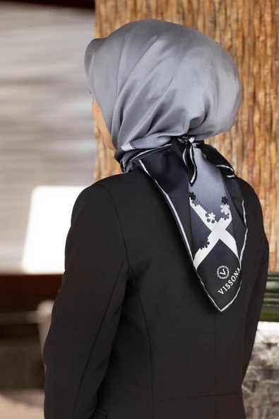 %100 Twill İpek Kenar Motifi Çiçek Desenli Gri - Gümüş Renkli 90x90 Eşarp Dikim Şekli : El Dikişi ürün görseli 1