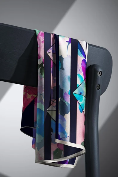 %100 Twill İpek Bahar Çiçekleri Desenli Lacivert - Fuşya Renkli 90x90 Eşarp Kenar Dikiş Şekli El Dikişli - Resim 5