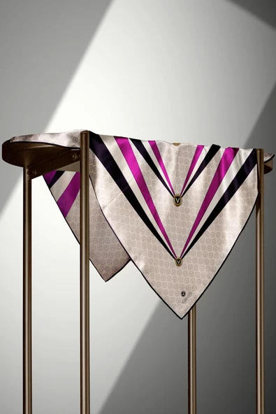 %100 Twill İpek Monogram Ve Geometrik Desenli Krem - Mürdüm Renkli 90x90 Eşarp Dikim Şekli : El Dikişi - Resim 4