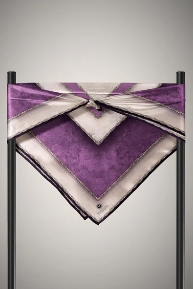 % 57 İPEK % 43 VİSKON Twill İpek Dokulu Geometrik Desenli Lila - Bej Renkli 90x90 Eşarp Dikim Şekli : El Dikişi - Resim 5
