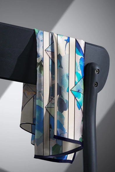 %100 Twill İpek Bahar Çiçekleri Desenli Bebe Mavisi - İndigo Renkli 90x90 Eşarp Kenar Dikiş Şekli El Dikişli - Resim 5