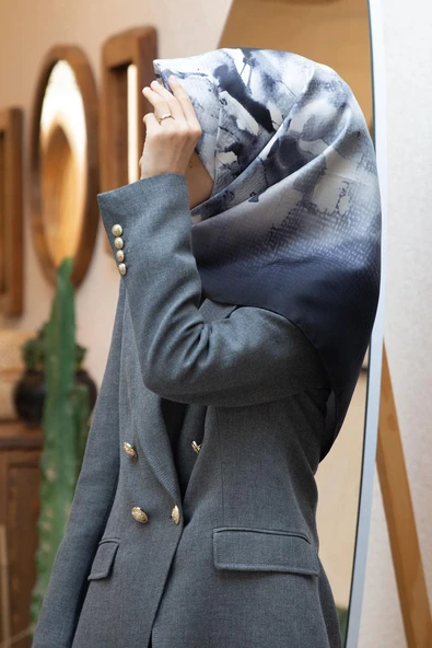 %100 Twill İpek Suluboya Çiçek Desenli Gri - Siyah Renkli 90x90 Eşarp Dikim Şekli : El Dikişi ürün görseli 1