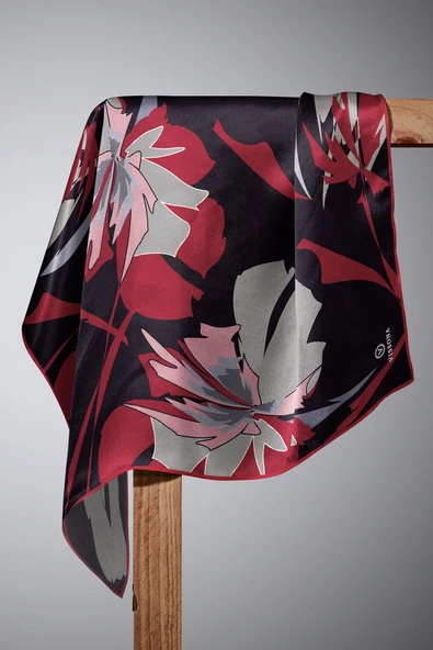 %100 Twill İpek Çiçek Desenli Siyah - Bordo Renkli 90x90 Eşarp Dikim Şekli : El Dikişi - Resim 6