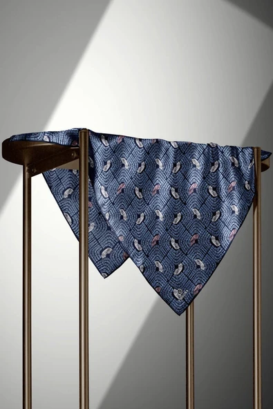 %100 Twill İpek Geometrik Desenli İndigo - Siyah Renkli 90x90 Eşarp Dikim Şekli : El Dikişi - Resim 4
