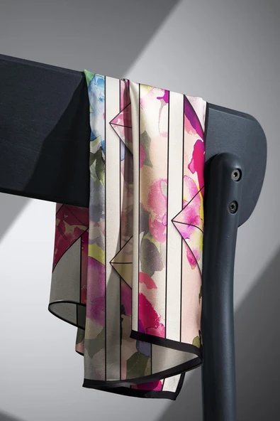 %100 Twill İpek Bahar Çiçekleri Desenli Mürdüm - Bebe Mavisi Renkli 90x90 Eşarp Kenar Dikiş Şekli El Dikişli - Resim 5