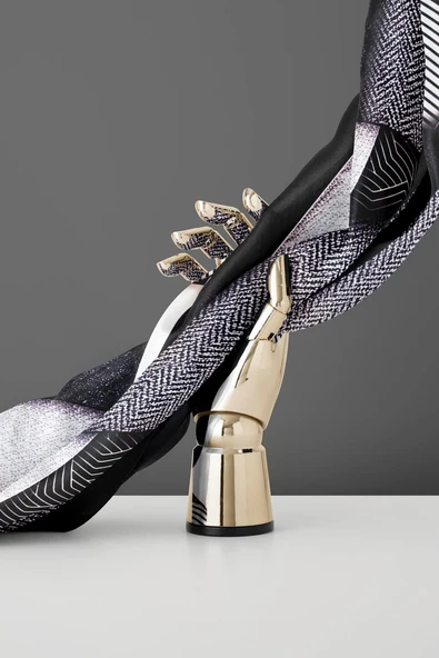 %100 Twill İpek Dokulu ve Geometrik Desenli Siyah - Kremi Renkli 90x90 Eşarp Dikim Şekli : El Dikişi - Resim 5