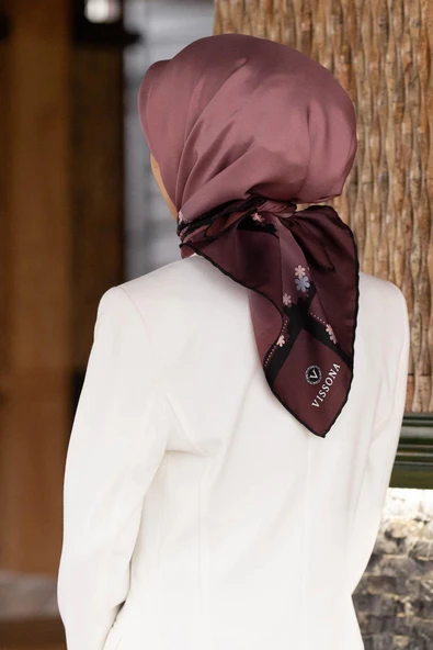 %100 Twill İpek Kenar Motifi Çiçek Desenli Gül Kurusu - Siyah Renkli 90x90 Eşarp Dikim Şekli : El Dikişi ürün görseli 1