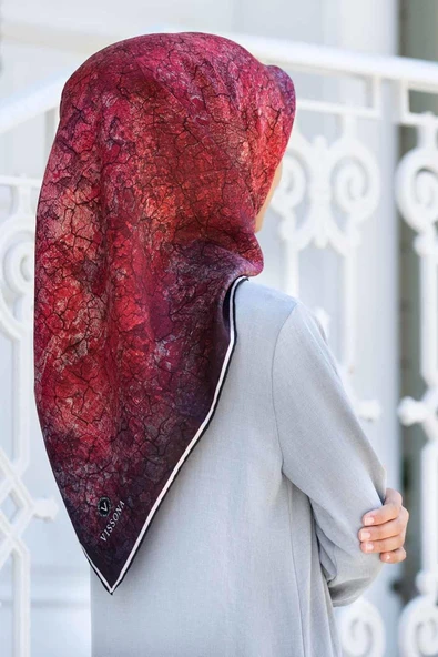 % 57 İPEK % 43 VİSKON Twill İpek Bulut  Desenli Bordo Renkli 90x90 Eşarp Dikim Şekli : El Dikişi ürün görseli 1