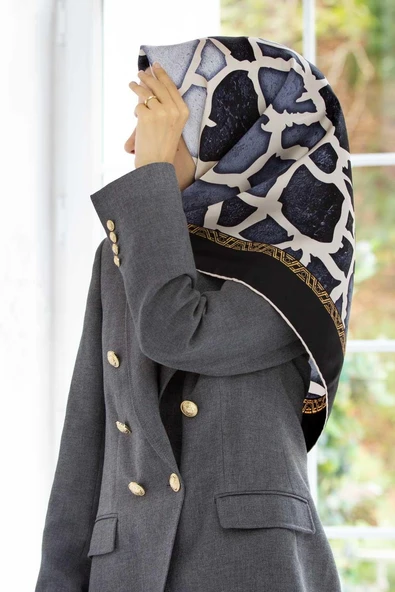 %100 Twill İpek Zürafa Desenli Siyah - Gri Renkli 90x90 Eşarp Dikim Şekli : El Dikişi ürün görseli 1
