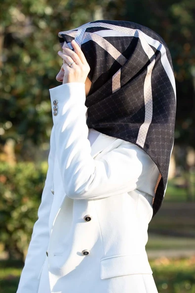 %57 İPEK %43 VİSKON Twill İpek Monogram Ve Şerit Desenli Siyah - Bej Renkli 90x90 Eşarp Dikim Şekli : El Dikişi ürün görseli 1