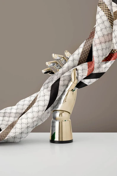 %100 Twill İpek Monogram Ve Şerit Desenli Taba - Siyah Renkli 90x90 Eşarp Dikim Şekli : El Dikişi - Resim 6