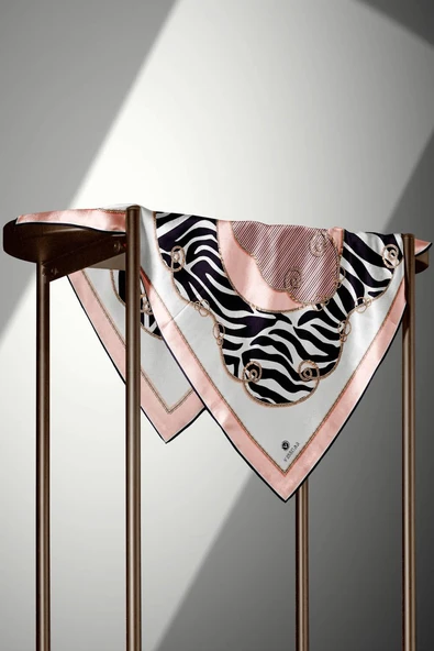 %100 Twill İpek Zincirli Ve Zebra Desenli Pudra - Krem Renkli 90x90 Eşarp Dikim Şekli : El Dikişi - Resim 3