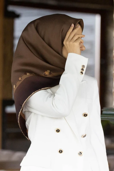 %100 Twill İpek Kenar Motifi Çiçek Desenli Sütlü Kahve - Bej Renkli 90x90 Eşarp Dikim Şekli : El Dikişi ürün görseli 1