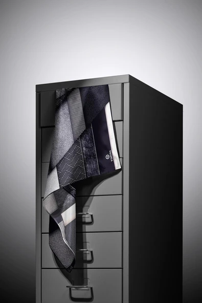 %100 Twill İpek Dokulu ve Geometrik Desenli Siyah - Kremi Renkli 90x90 Eşarp Dikim Şekli : El Dikişi - Resim 4