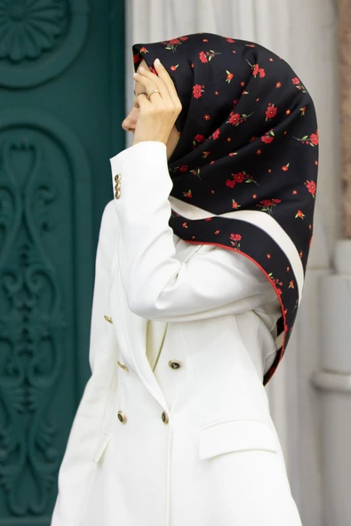 100% Twill İpek Bordürlü Çıtır Çiçek Desenli Siyah - Kırmızı Renkli 90x90 Dikim Şekli : El Dikişi Eşarp ürün görseli 1