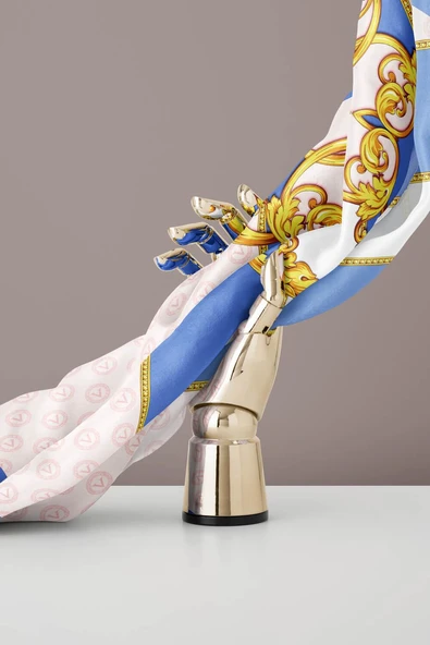 %100 Twill İpek Monogram Ve Barok Desenli Bebe Mavisi - Pudra Renkli 90x90 Eşarp Dikim Şekli : El Dikişi - Resim 2